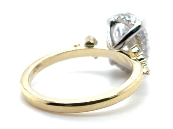Oval Scattered Side Diamond Cluster Ring - Image 4