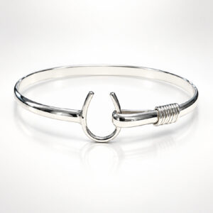 BNG2204 Horse shoe latch bangle